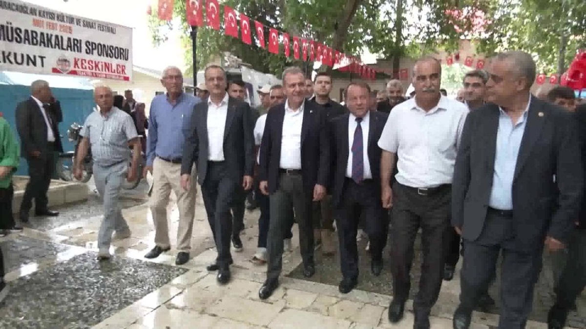 Başkan Seçer, 63. Mut Karacaoğlan Kayısı Kültür ve Sanat Festivali'nde: 'Yandaş hukuku ülkeye fayda getirmez'