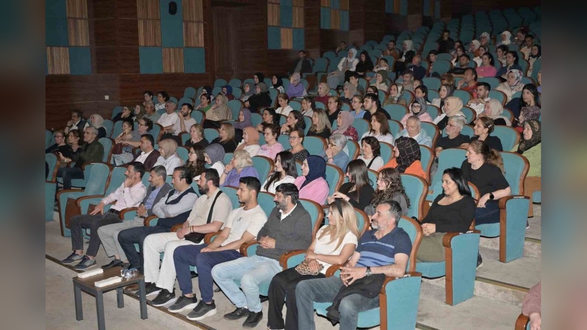 Esenyurt Belediyesi'nin 'Seyr-i Temaşa' oyunu izleyiciden tam not aldı