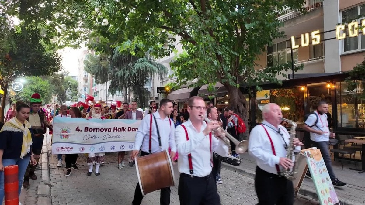 Bornova Halk Dansları Festivali'nde 758 dansçı renk kattı