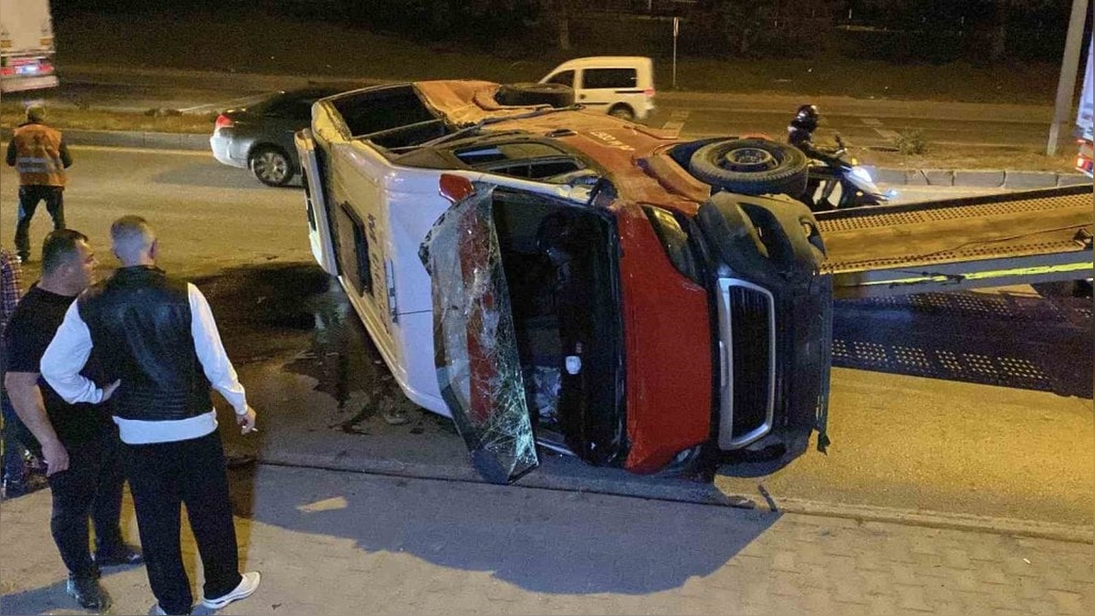 Eskişehir'de minibüs refüje çarparak takla attı: Sürücü yaralandı