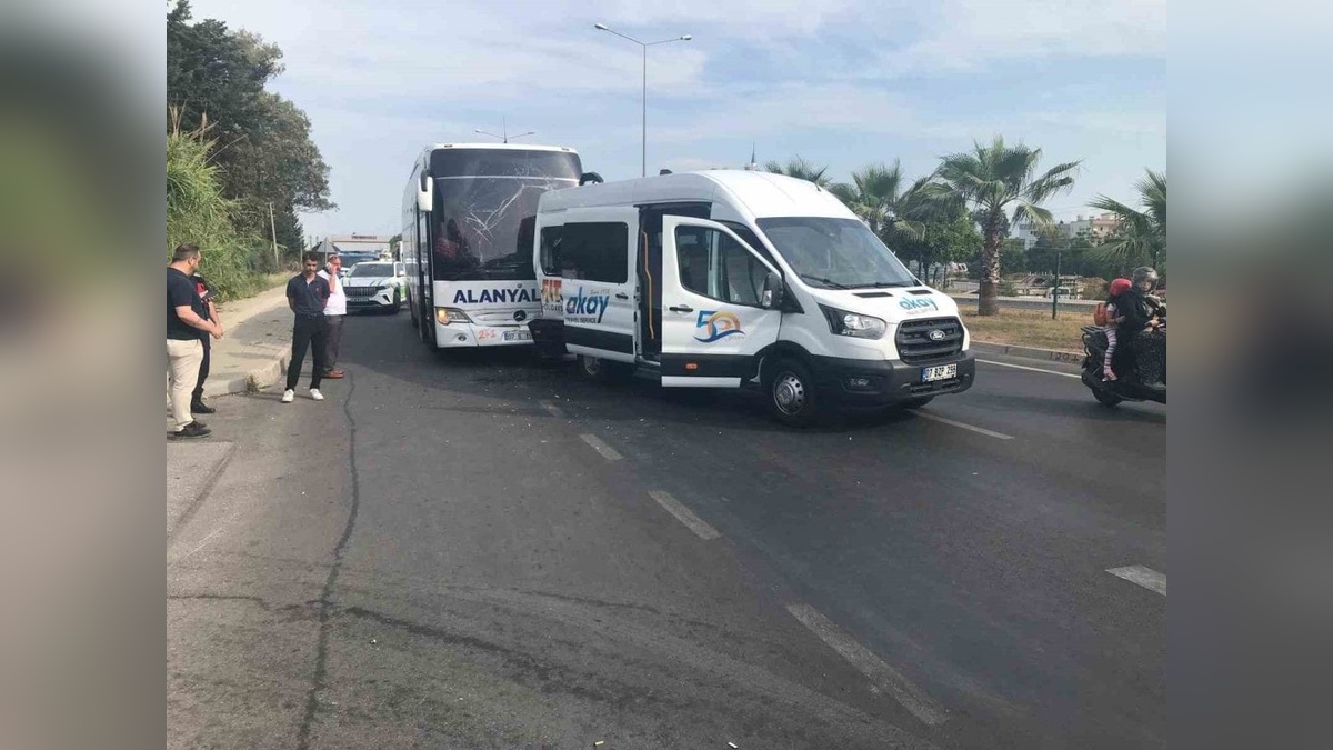 Manavgat'ta otobüs ile minibüs çarpıştı: 2 yaralı