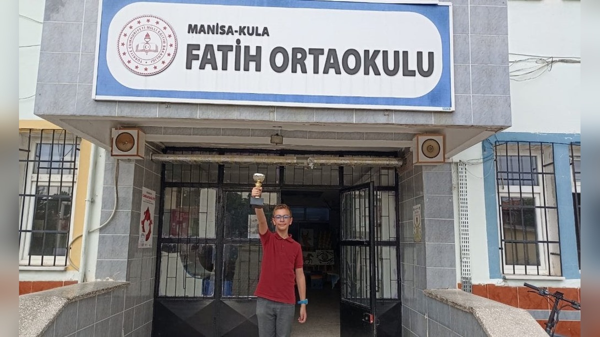 Kula'da öğrenci Musab Bera Bozer, bursluluk sınavında Türkiye birincisi oldu