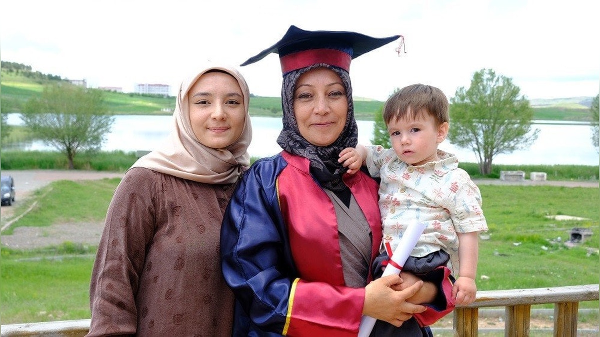 Sivas'ta mezuniyet töreninde torunuyla diploma aldı