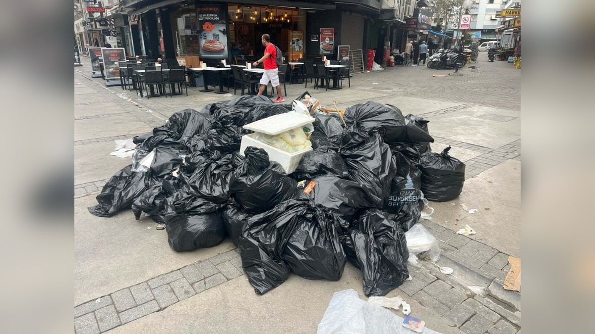 İzmir'de grev 3. gününde: Çöpler birikti