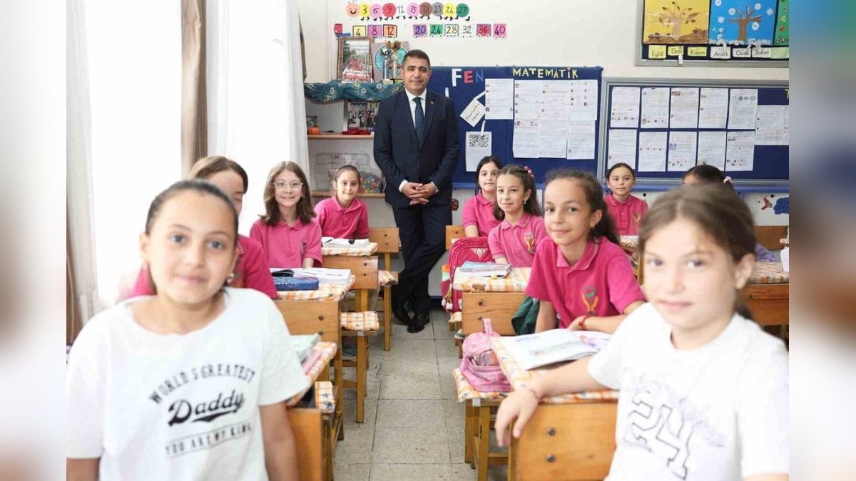 Düzce Valisi Aslan, Cumhuriyet İlkokulu öğrencileriyle buluştu