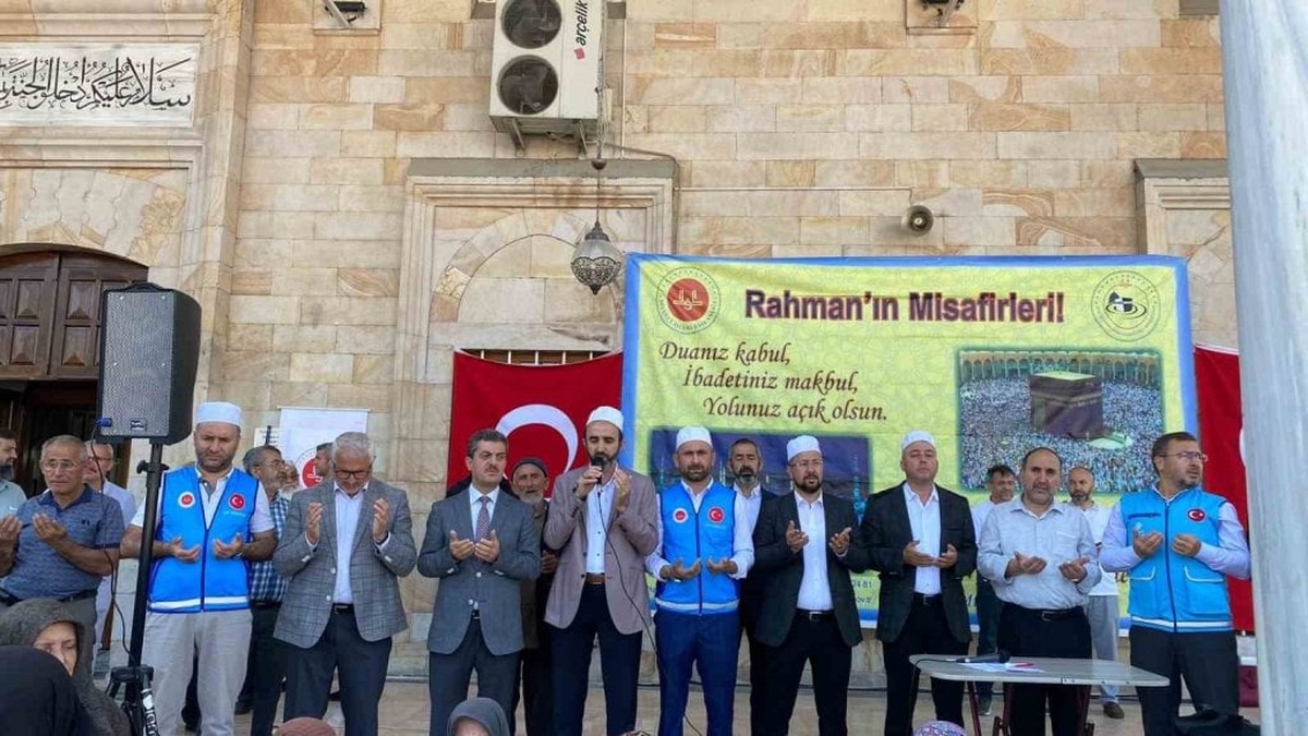 Düzce'de 76 kişilik hac kafilesi kutsal topraklara uğurlandı