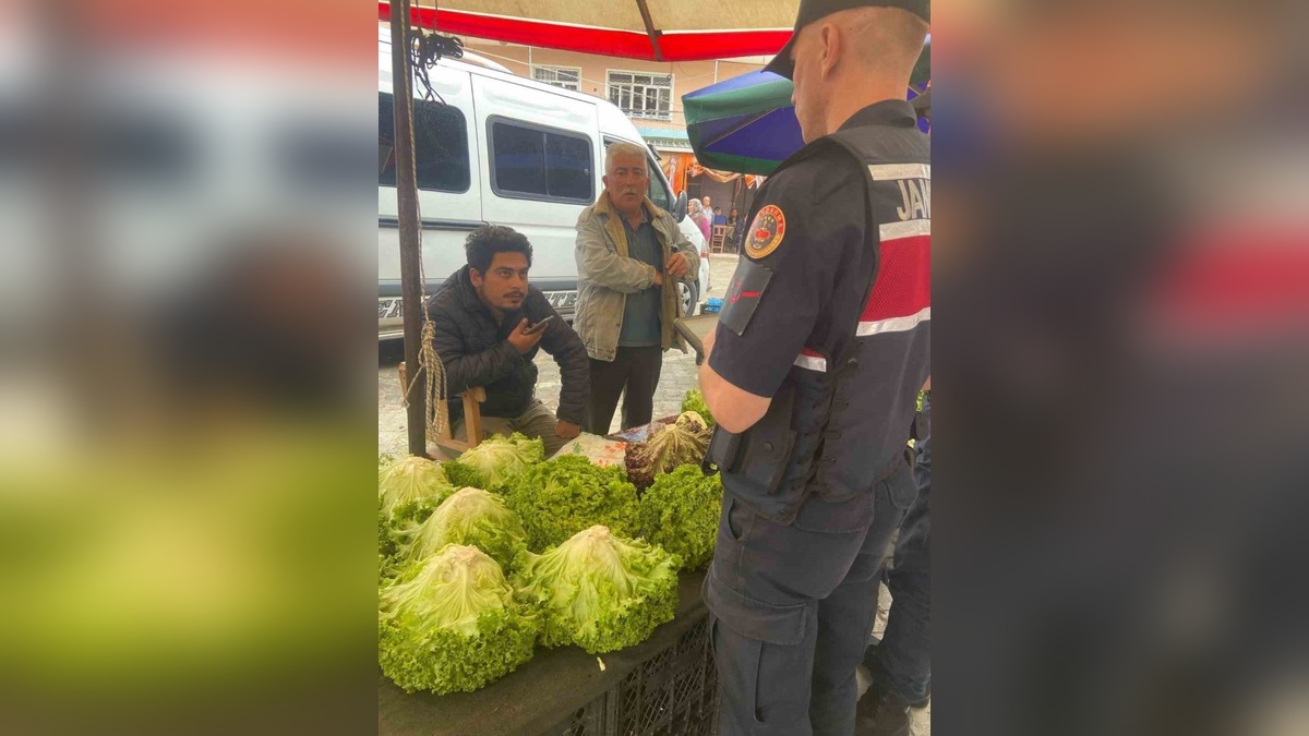 Karpuzlu'da jandarmadan seyyar pazarda sahte para denetimi