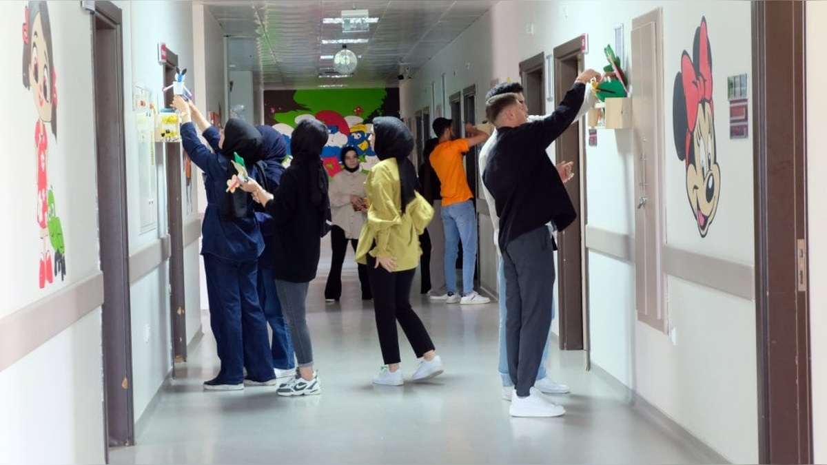Bingöl Üniversitesi öğrencileri Solhan Devlet Hastanesi'ni çocuk resimleriyle renklendirdi