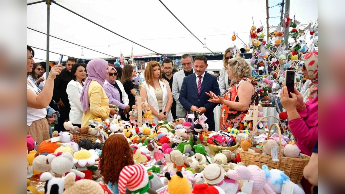 Biga Kaymakamı Kayabaşı, Hanımeli El İşi Fuarı'nın açılışını yaptı