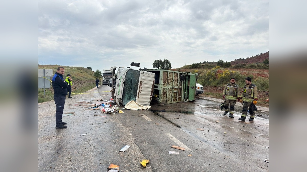 Nallıhan'da çöp kamyonu devrildi: 1 işçi öldü, 1 işçi yaralandı