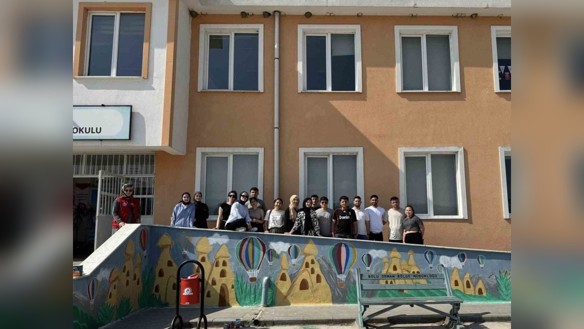 Düzce Üniversitesi öğrencileri, Gümüşpınar Mehmetçik İlkokulu'nu Kapadokya renkleriyle donattı