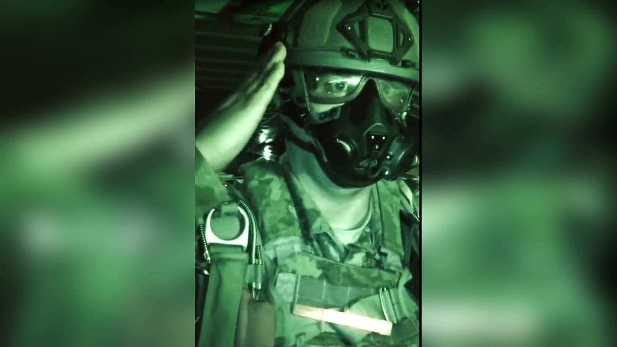 Kayseri'de komandolar 13 bin 500 metreden gece atlayışı yaptı