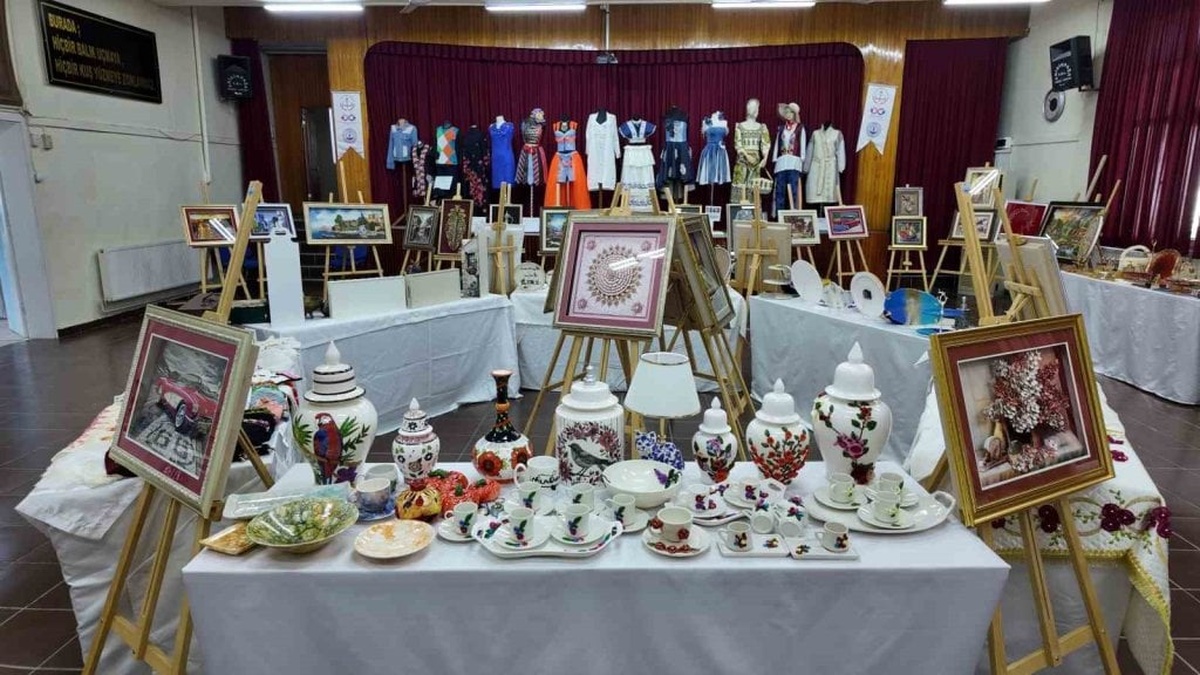 Gediz Halk Eğitim Merkezi yıl sonu sergisini açtı