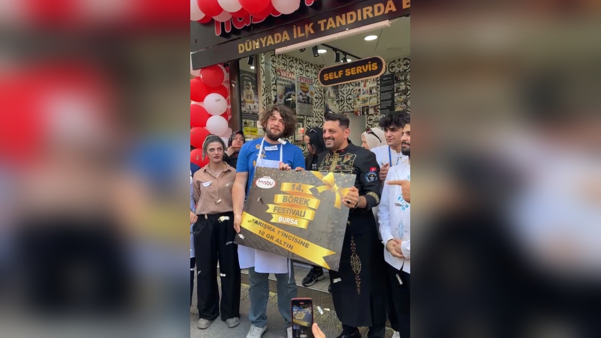 Bursa'da 11 metre börek yiyen Ali Kılıç, 10 gram altın kazandı