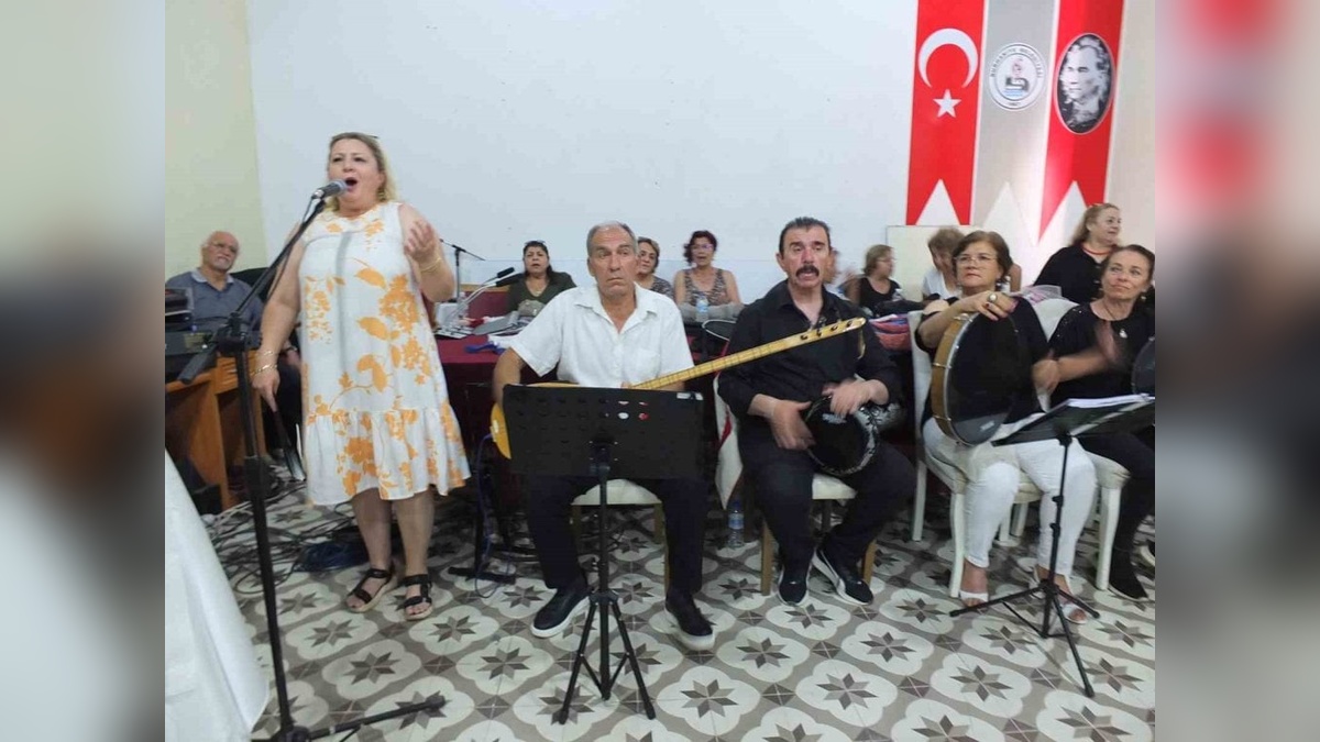 Burhaniye'de halk müziği konseri coşku yarattı