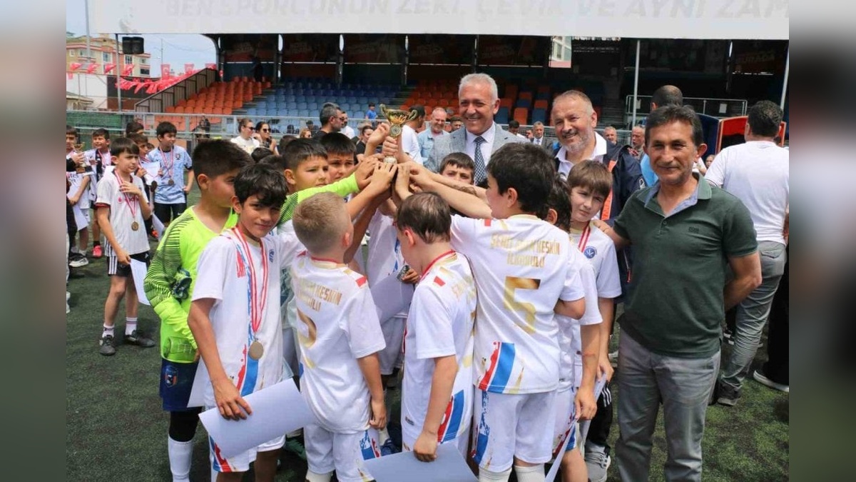 Atakum'da 16 okulun katıldığı ilkokullar arası futbol turnuvası sona erdi