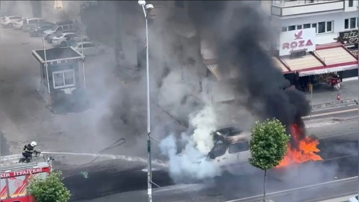 Diyarbakır'da yolcu minibüsü alev alev yandı