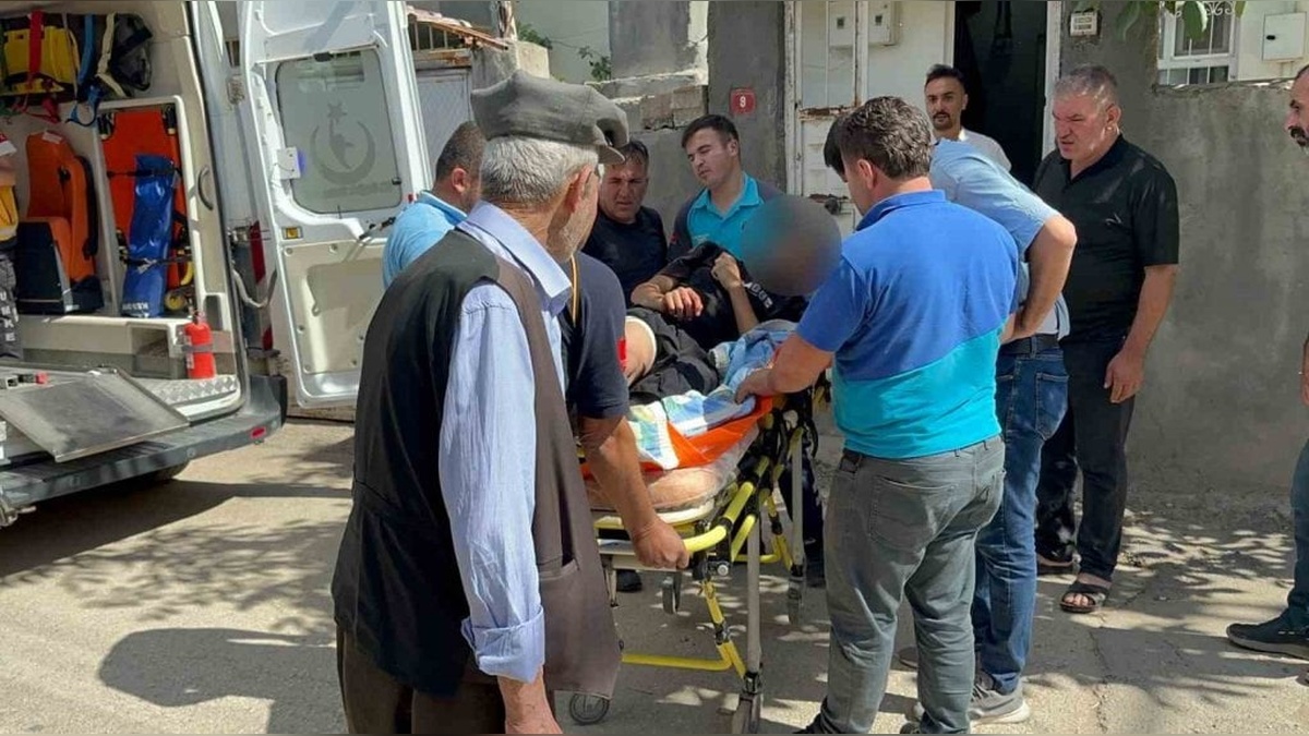 Adıyaman'da genç, bıçağın üzerine düşerek yaralandı