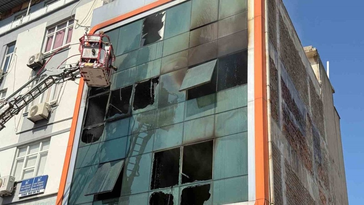 Adana'da iş merkezi yangını: 2 işçi yaralandı