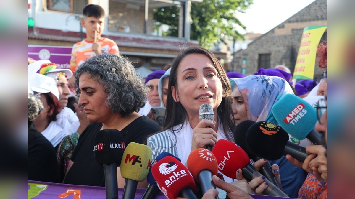 Diyarbakır'da kadınlar barış için yürüdü