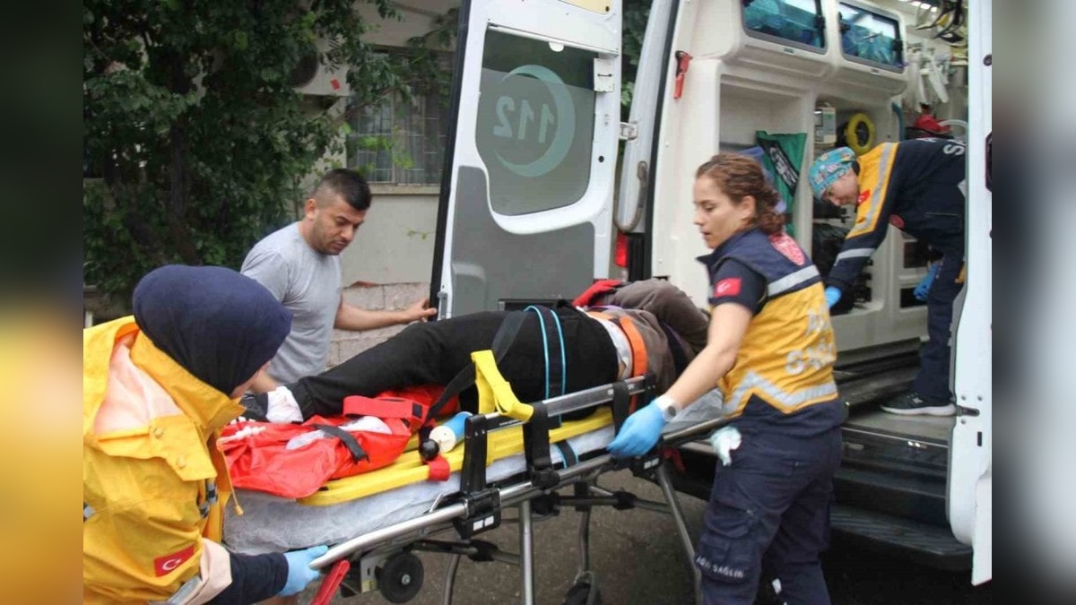 Serik'te kamyonet ile motosiklet çarpıştı: 1 yaralı