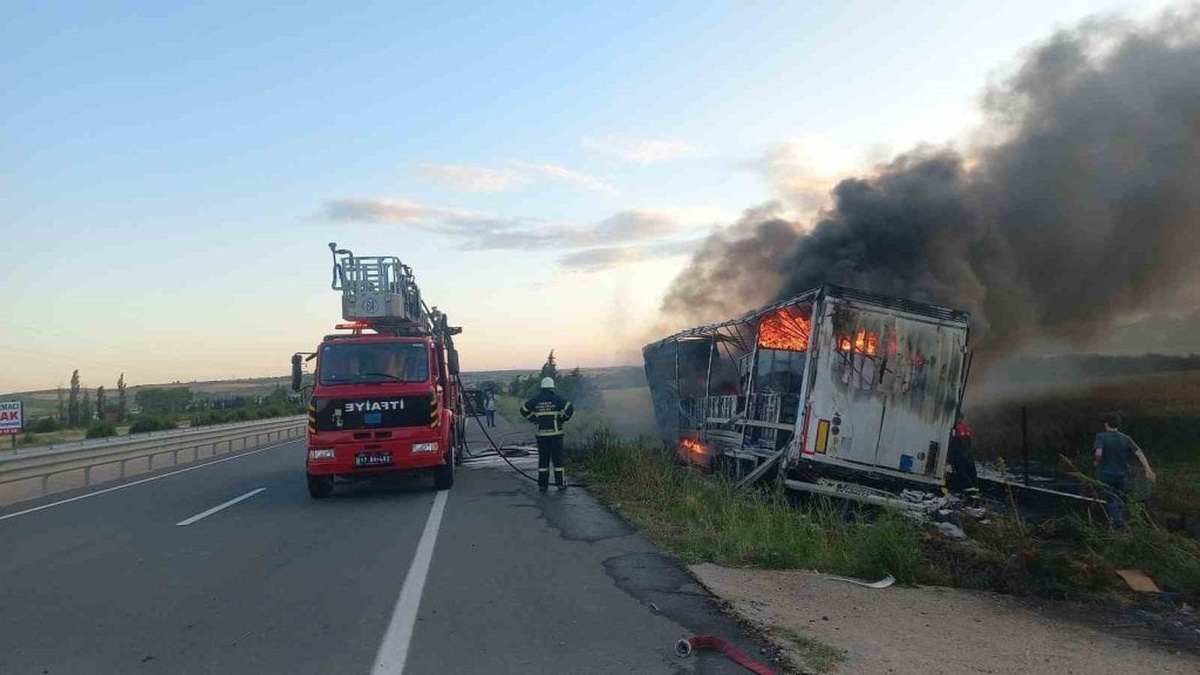 Çanakkale'de alkollü sürücünün kullandığı tır alev aldı
