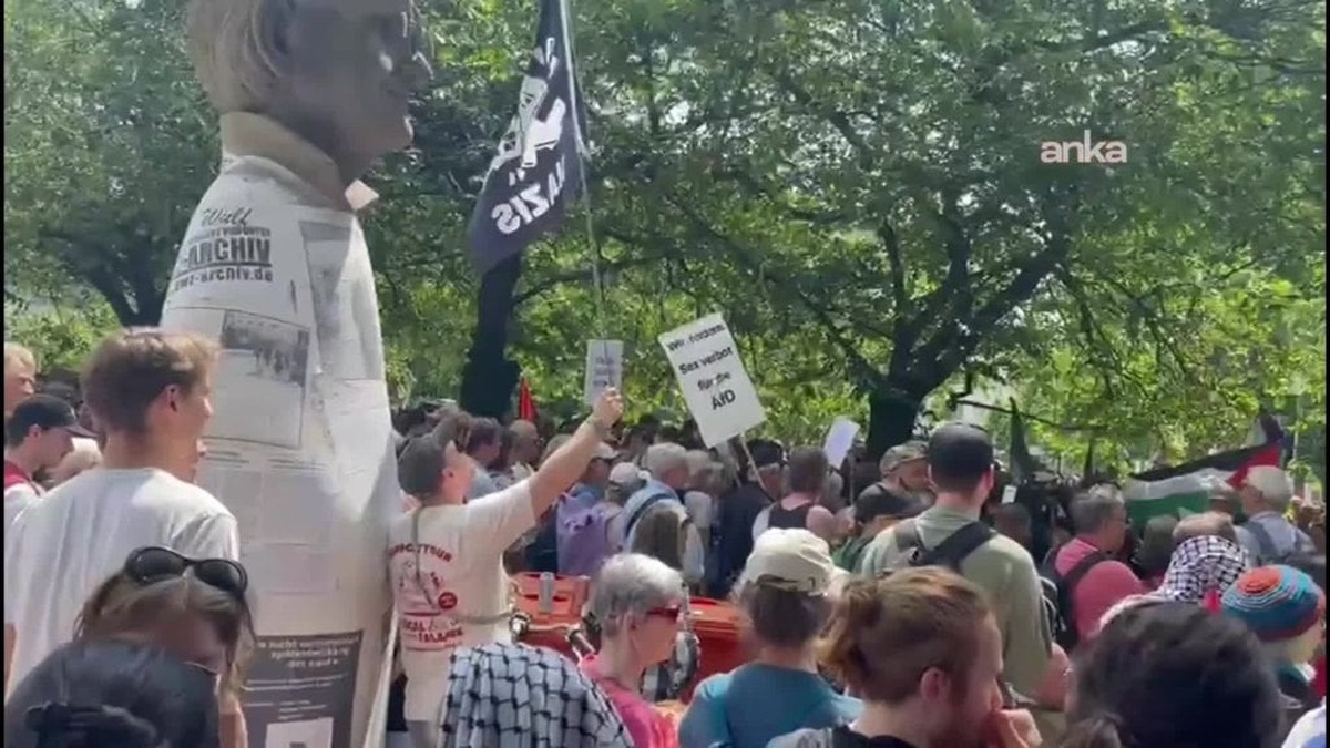Münster'de aşırı sağcı yürüyüşe 2 bin kişilik protesto