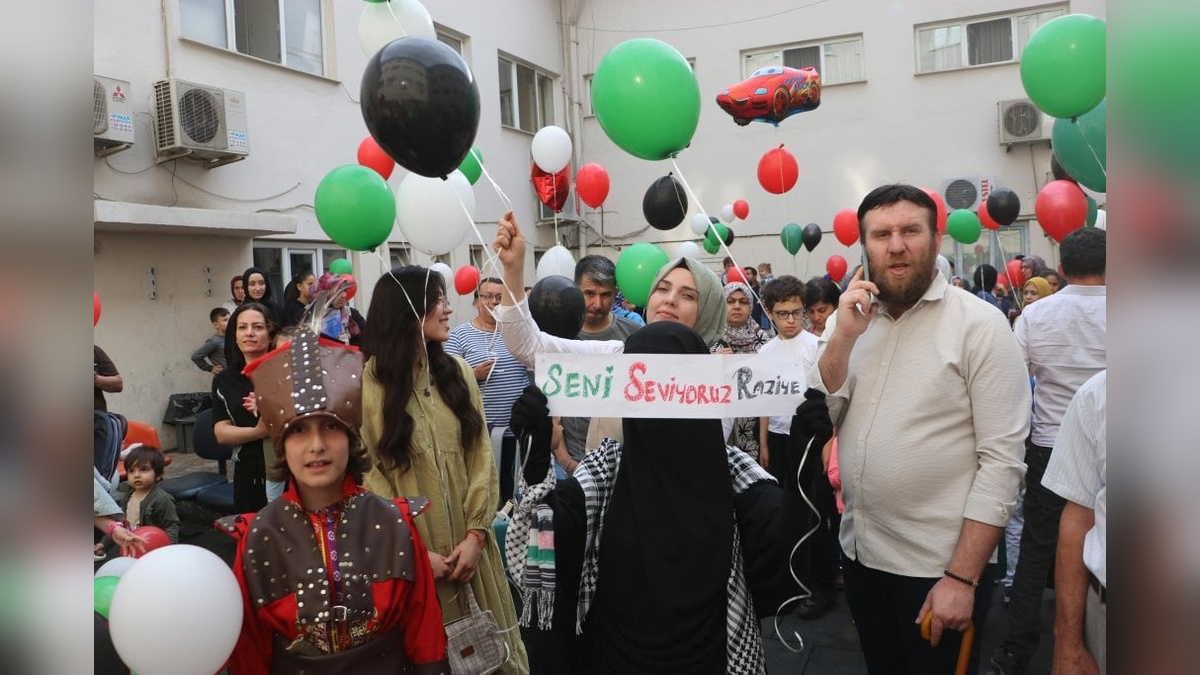 Denizli'de 13 yaşındaki Raziye'ye Filistin bayraklı balonlarla moral desteği