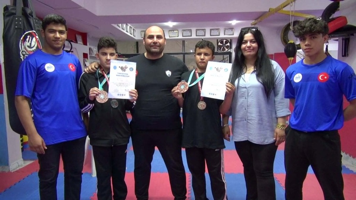 Reyhanlı'da iki Suriyeli genç, Parakickboks'ta dünya şampiyonu oldu