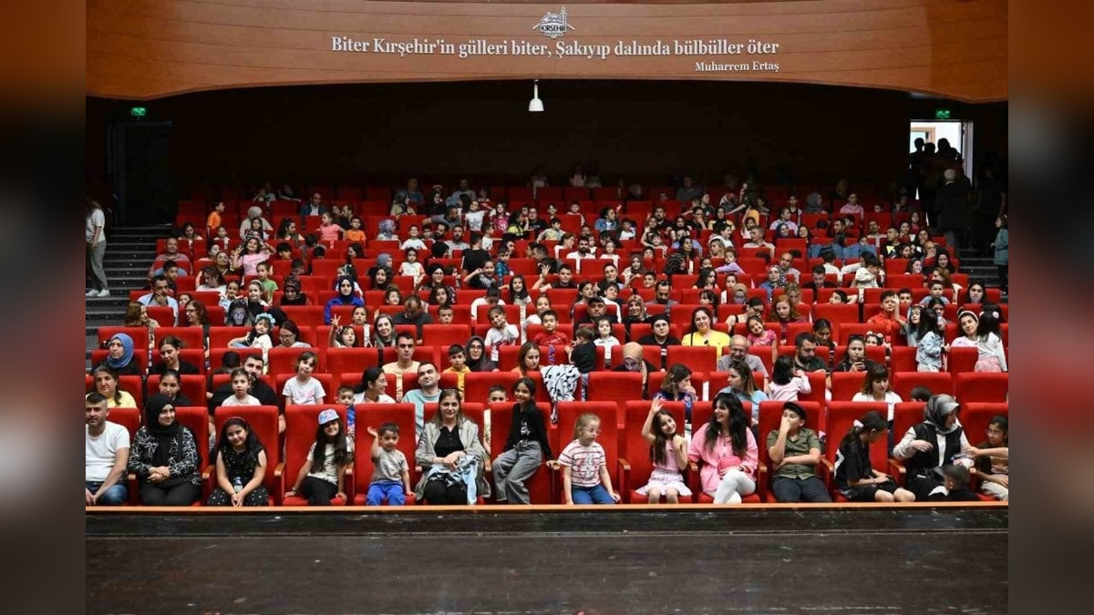 Odunpazarı Belediye Tiyatrosu, Kırşehir'deki 1. Çocuk Tiyatroları Festivali'nde 550 çocuğa 'Hep İyi Ol' oyununu sahneledi