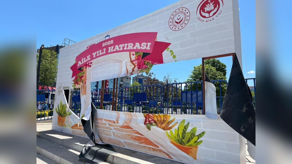 Aile ve Sosyal Hizmetler Bakanlığı, 'Aile Yılı' panosuna zarar veren gençlerden şikayetini geri çekti