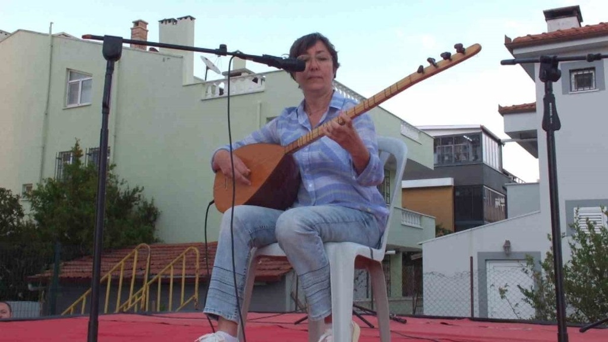 Burhaniye'de Şehit Yılmaz Kobak İlkokulu yılsonu şenliği coşkuyla kutlandı