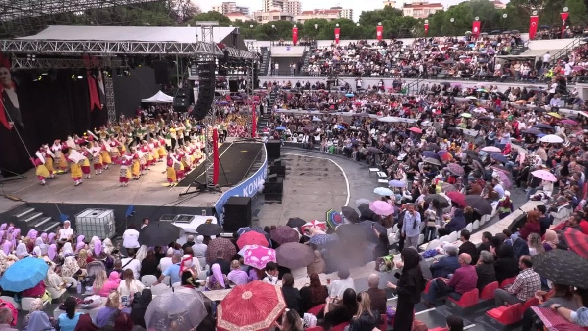 Konak Belediyesi Halk Oyunları Şenliği'nde 450 dansçı 10 yörenin ritmini sergiledi