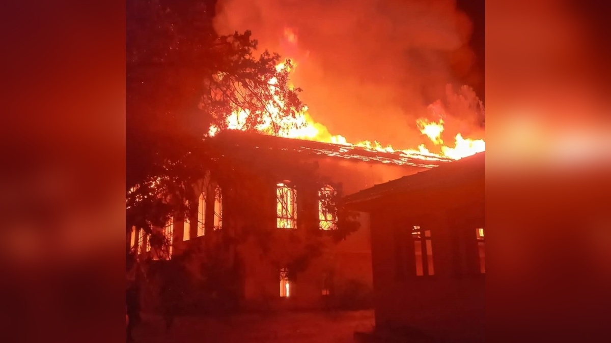 Denizli'de tarihi Gazi İlkokulu yangında kül oldu