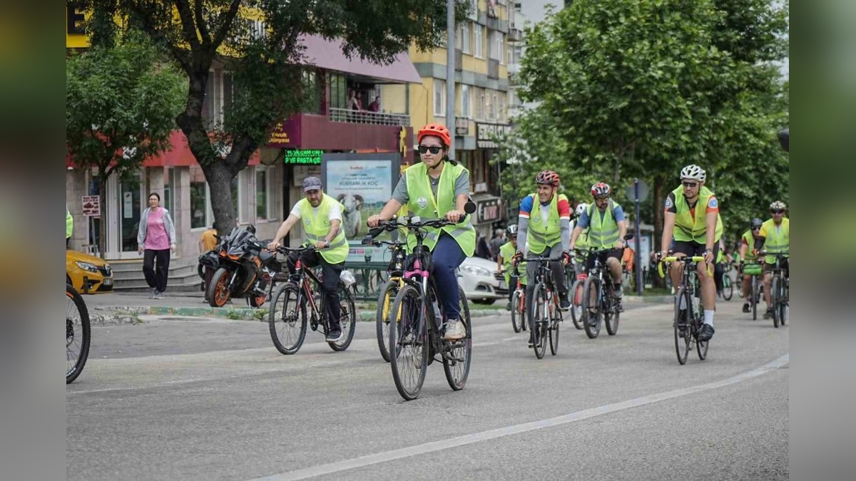 Bursa'da 300 bisikletçi 12. Yeşilay Bisiklet Turu'nda pedal çevirdi