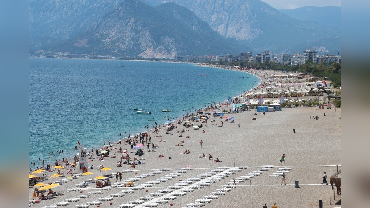 Antalya'da Konyaaltı Sahili doldu taştı