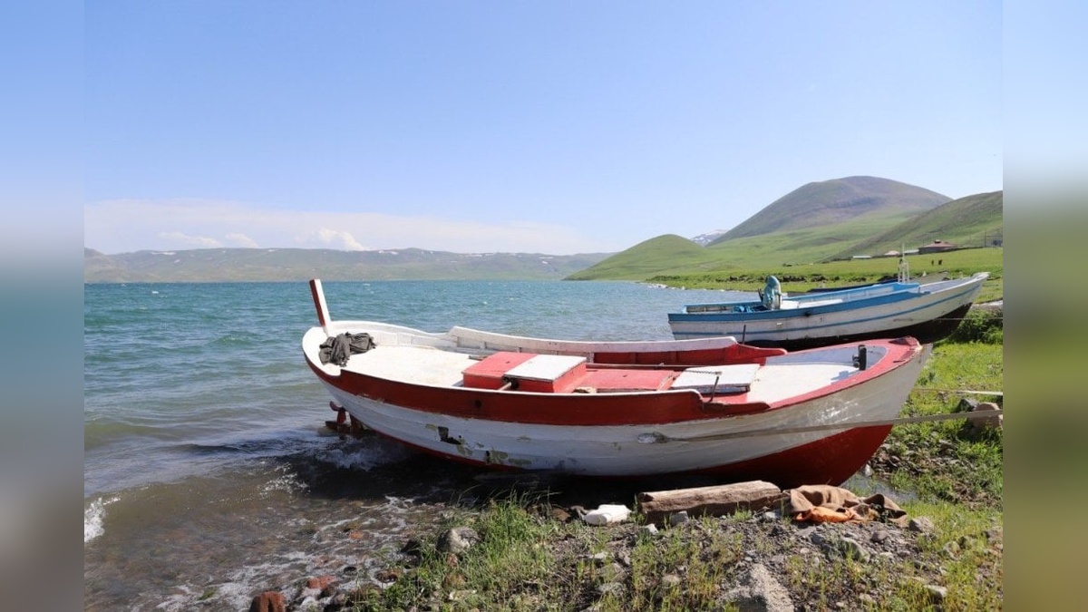 Ağrı'daki Balık Gölü, yaz aylarında ziyaretçilerin gözdesi