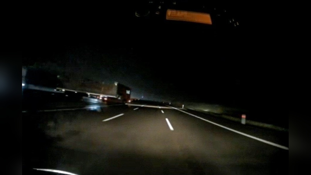 Bolu'da TEM Otoyolu'nda tırın tehlikeli dönüşü kamerada