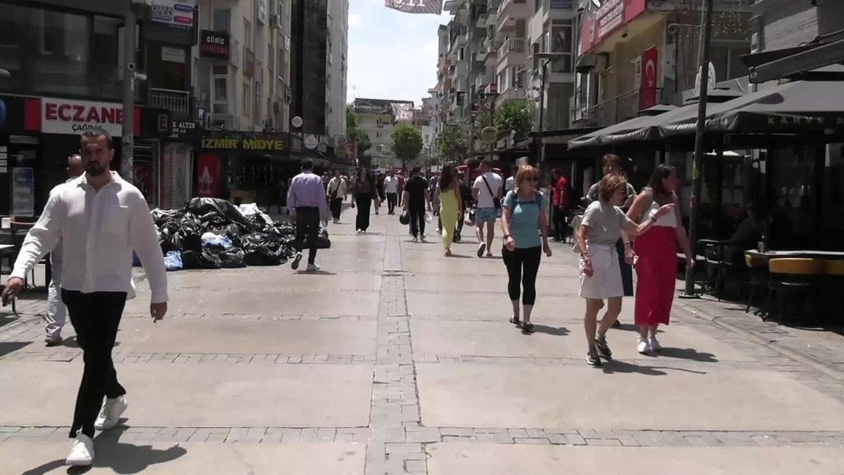 İzmir'de grev 4. gününde: Temizlik hizmetleri aksıyor