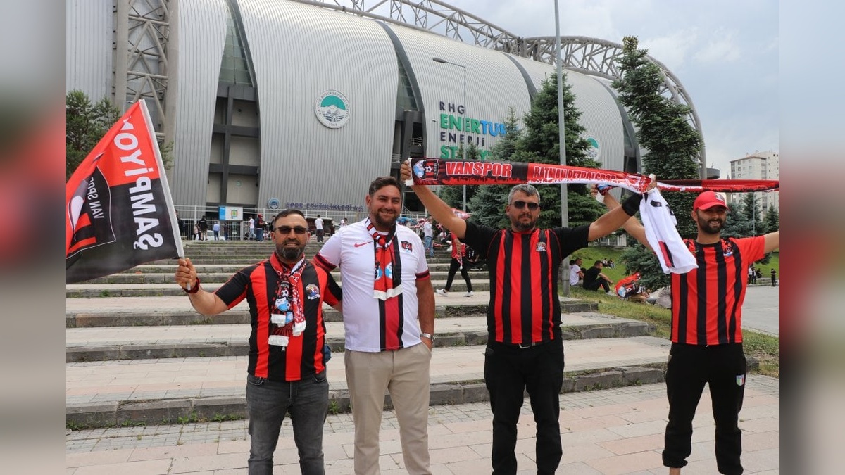 Vanspor FK ve Batman Petrol Spor taraftarları Kayseri'de buluştu