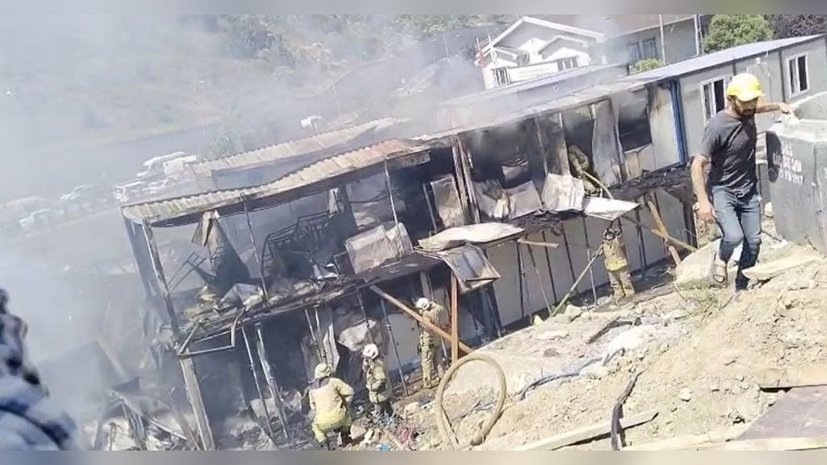 Gaziosmanpaşa'da inşaat konteynerlerinde yangın