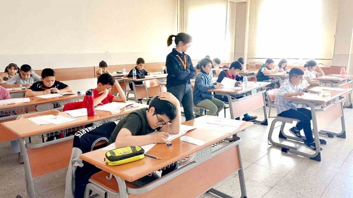 Sivas Bilişim Teknolojileri MTAL Ortaokulu'nda öğrenci seçme sınavı heyecanı