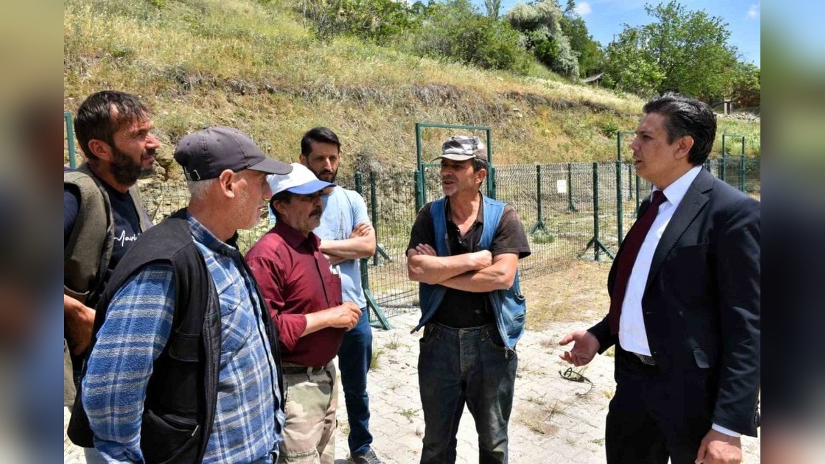 Söğüt Belediye Başkanı Durgut, Kurban Bayramı öncesi hayvan pazarını inceledi