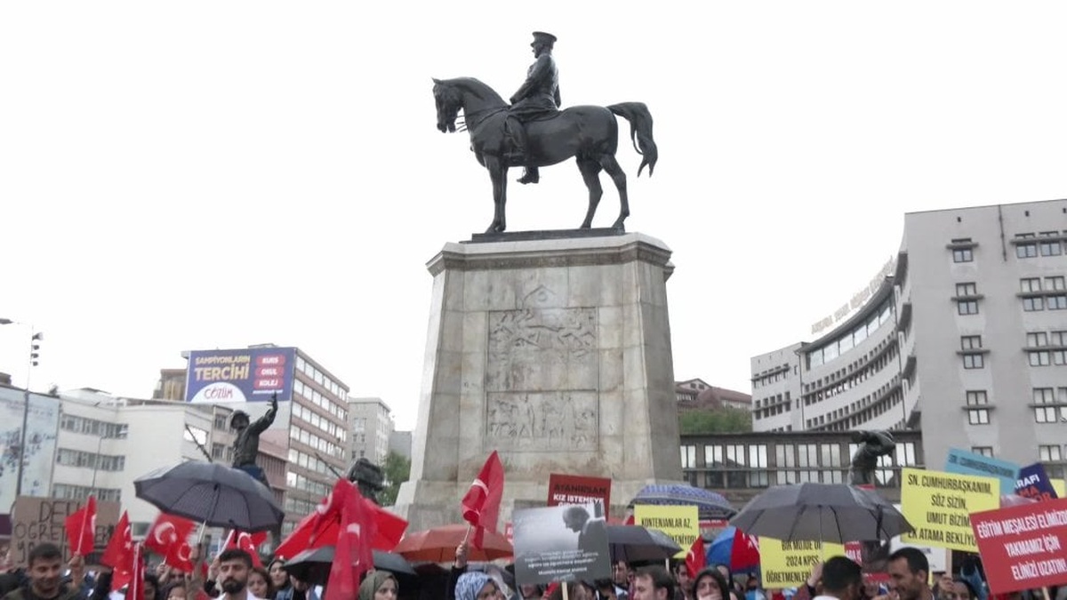 Öğretmenler Ulus'ta 15 bin atamaya itiraz etti: Ek atama talebiyle eylem yaptılar