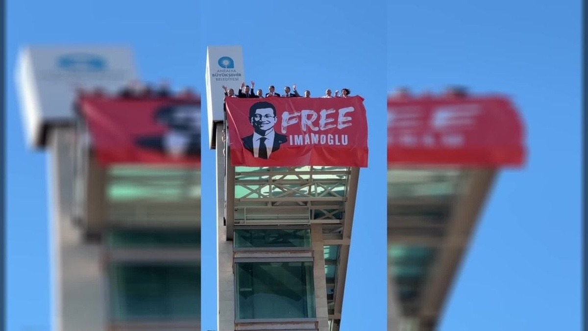 CHP'li vekillerden İmamoğlu'na destek pankartı