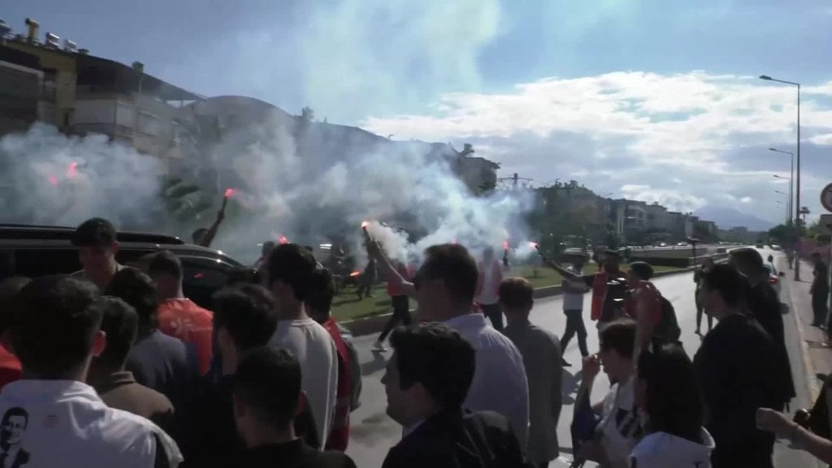 Antalya'da CHP Gençlik Kolları'ndan 'Cumhurbaşkanı İmamoğlu' sloganlı yürüyüş