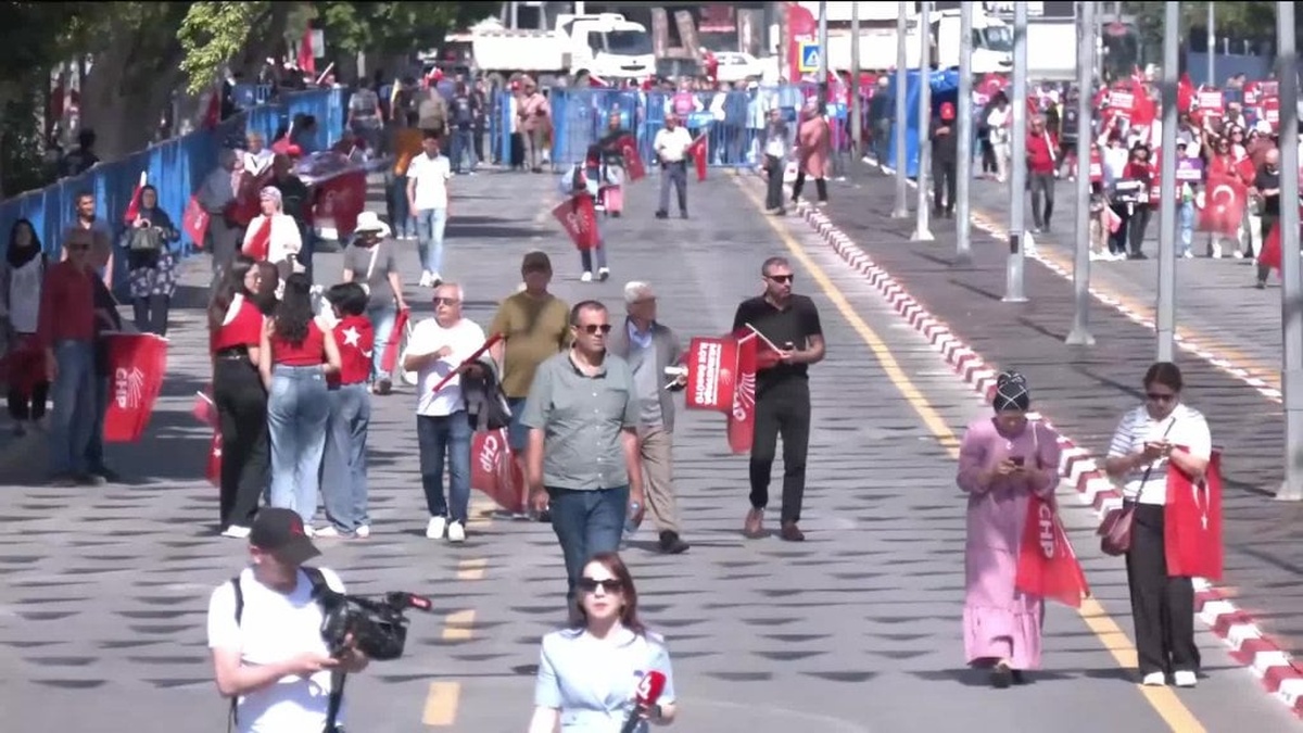 Antalya'da vatandaşlardan İmamoğlu'na destek: 'Serbest bırakılsın'
