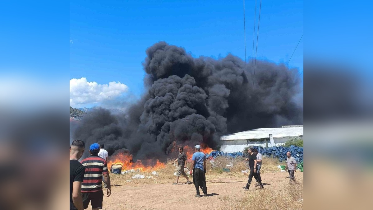 Mersin Bozyazı'da plastik kasa yangını söndürüldü
