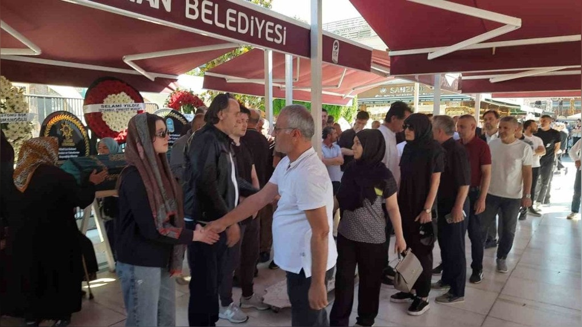 Eyüpspor Başkanı Murat Özkaya'nın babası Ömer Sıtkı Özkaya son yolculuğuna uğurlandı