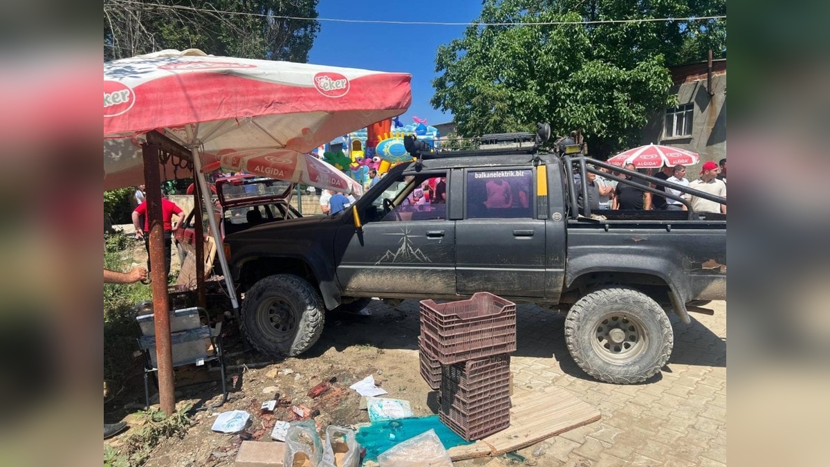 Karacabey'de ehliyetsiz sürücü 2 çocuğa çarptı